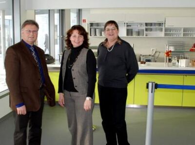 die beiden Fraktionsvorsitzenden Franz Göbl und Ruth Müller mit stv. LRin Christel Engelhard in der Mensa