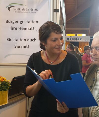 Kreisrätin Filiz Cetin am Messestand des Landkreises Landshut